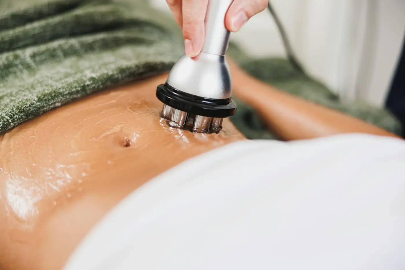 Body contouring device treatment at Levirgo Aesthetics Clinic, for clients from Fulham